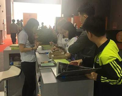 廣州白云技?！妒袌稣{查》課走進廣州保利世貿博覽館 廣告設計的實踐探索